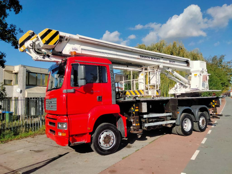 Bronto skylift 28-2T1 28 m hi lift hoogwerker MAN TGA 26. - Caminhão com plataforma aérea: foto 1 Bronto skylift 28-2T1 28 m hi lift hoogwerker MAN TGA 26. - Caminhão com plataforma aérea: foto 1