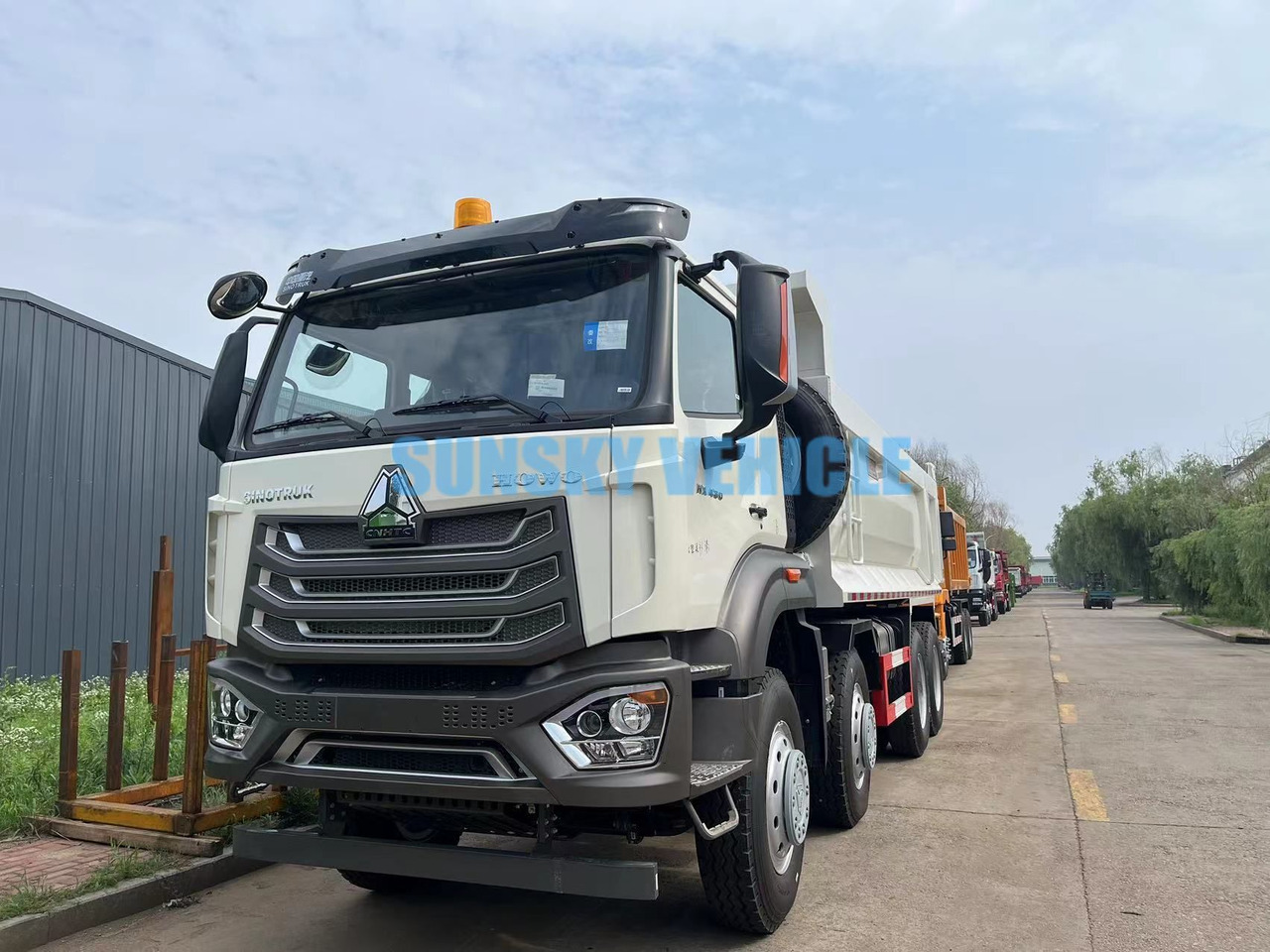 HOWO 8X4 dump truck - Camião basculante: foto 3 HOWO 8X4 dump truck - Camião basculante: foto 3