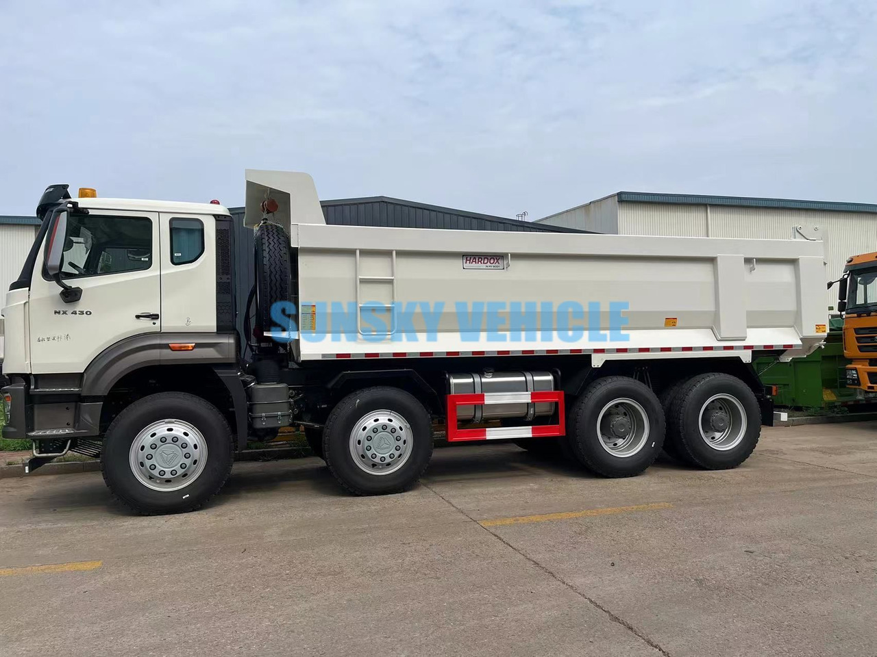 HOWO 8X4 dump truck - Camião basculante: foto 1 HOWO 8X4 dump truck - Camião basculante: foto 1