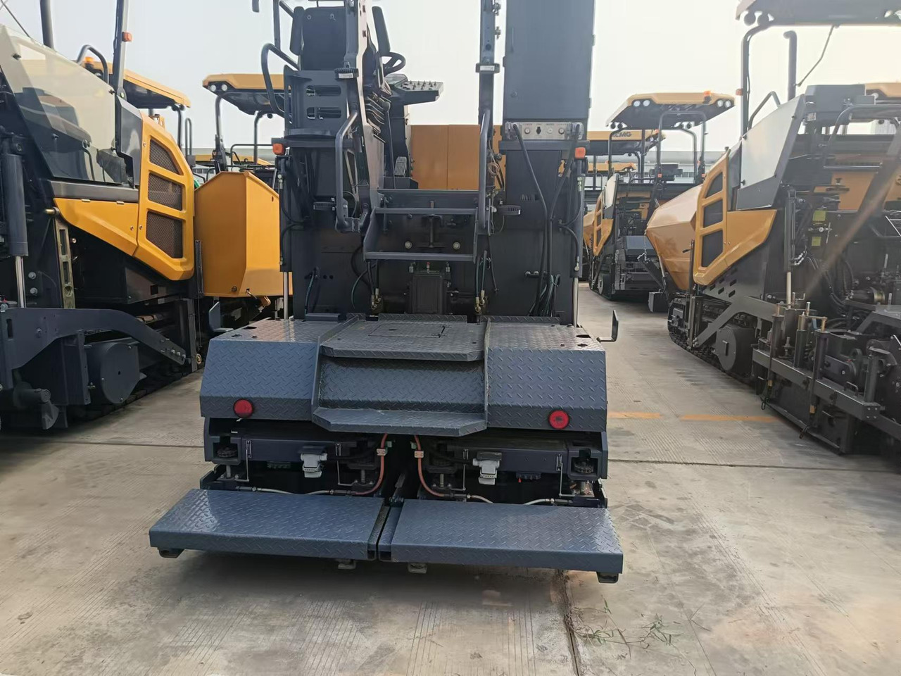 XCMG Official Road Machinery Used Asphalt Paver RP453L 3.4m Small Asphalt Paver Price - Acabadora: foto 3 XCMG Official Road Machinery Used Asphalt Paver RP453L 3.4m Small Asphalt Paver Price - Acabadora: foto 3