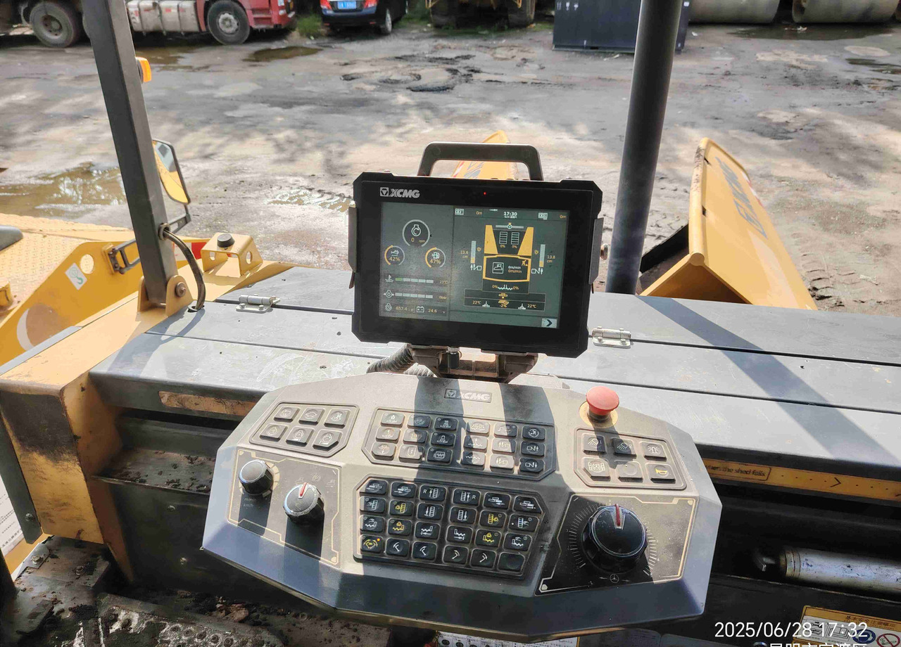 XCMG RP905HDIV used hydraulic mobile asphalt paver - Acabadora: foto 4 XCMG RP905HDIV used hydraulic mobile asphalt paver - Acabadora: foto 4