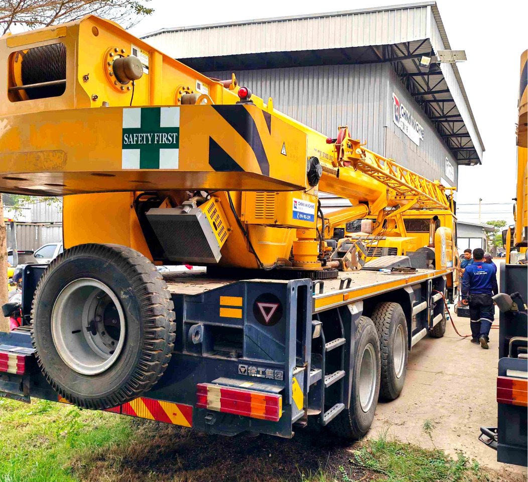 XCMG XCT16_Y 16ton mobile drive 4-Section Telescopic Crane truck - Grua móvel: foto 3 XCMG XCT16_Y 16ton mobile drive 4-Section Telescopic Crane truck - Grua móvel: foto 3