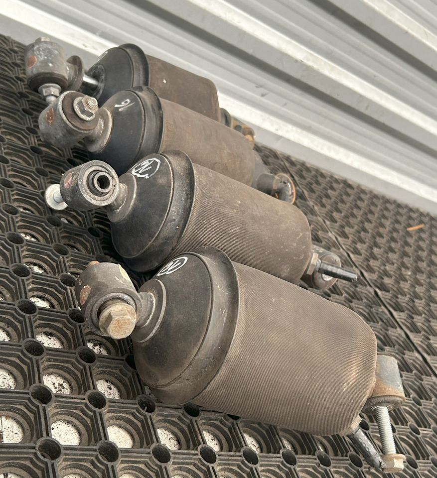 DAF XF 106 CAB SUSPENSION BOOT SET - Suspensão da cabina: foto 5 DAF XF 106 CAB SUSPENSION BOOT SET - Suspensão da cabina: foto 5