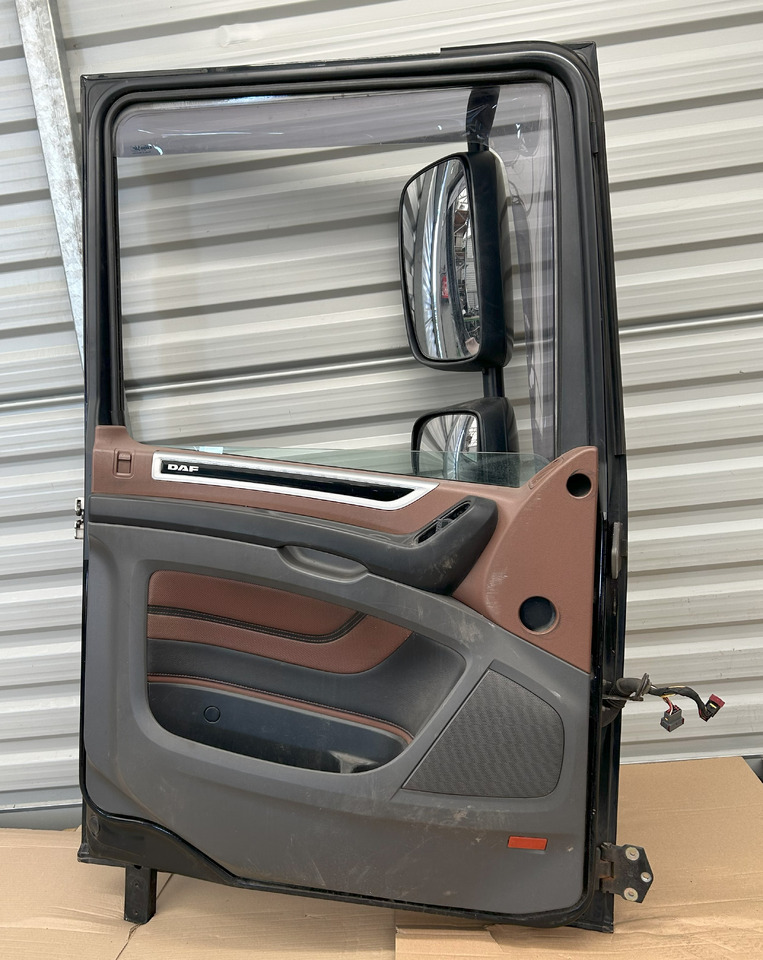 DAF XF 106 DOOR LEFT WITH MIRROR - Porta e peças: foto 4 DAF XF 106 DOOR LEFT WITH MIRROR - Porta e peças: foto 4