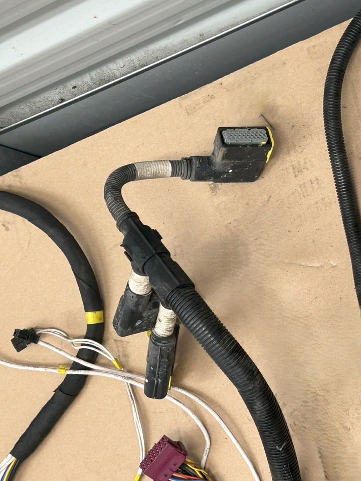 DAF XF 106 TRAILER SOCKET ELECTRICAL HARNESS - Cables/ Wire harness: foto 3 DAF XF 106 TRAILER SOCKET ELECTRICAL HARNESS - Cables/ Wire harness: foto 3