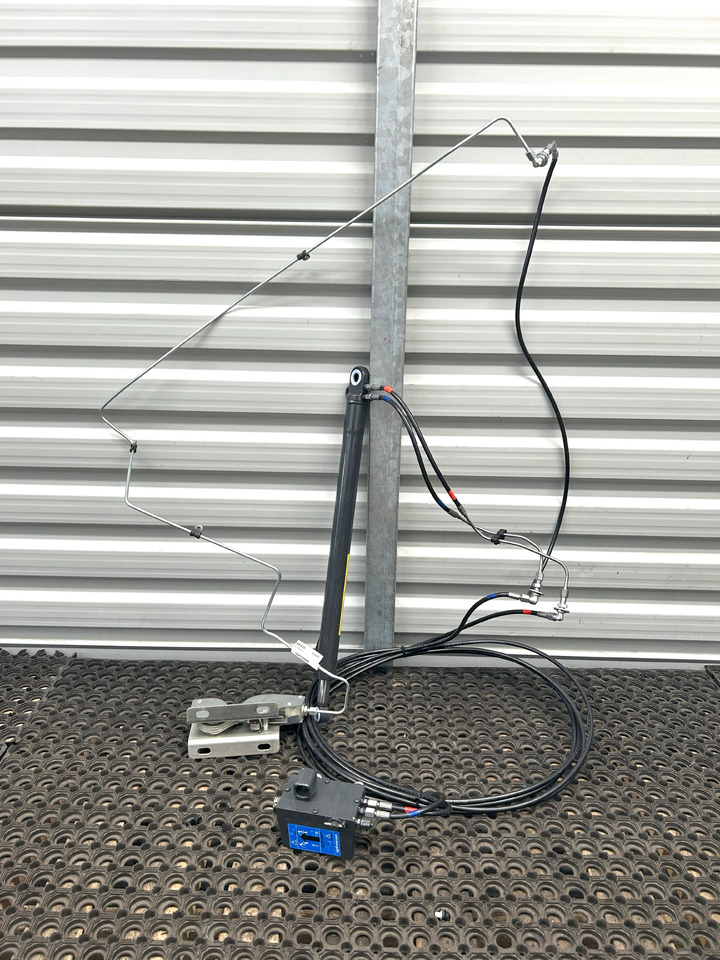 IVECO EUROCARGO 75E MLC CABIN LIFTING KIT - Cilindro hidráulico: foto 1 IVECO EUROCARGO 75E MLC CABIN LIFTING KIT - Cilindro hidráulico: foto 1