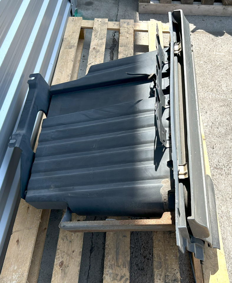 MERCEDES ACTROS MP4 STORAGE COMPARTMENT EXTENSION OF THE STEPS LEFT - Peça universal: foto 3 MERCEDES ACTROS MP4 STORAGE COMPARTMENT EXTENSION OF THE STEPS LEFT - Peça universal: foto 3