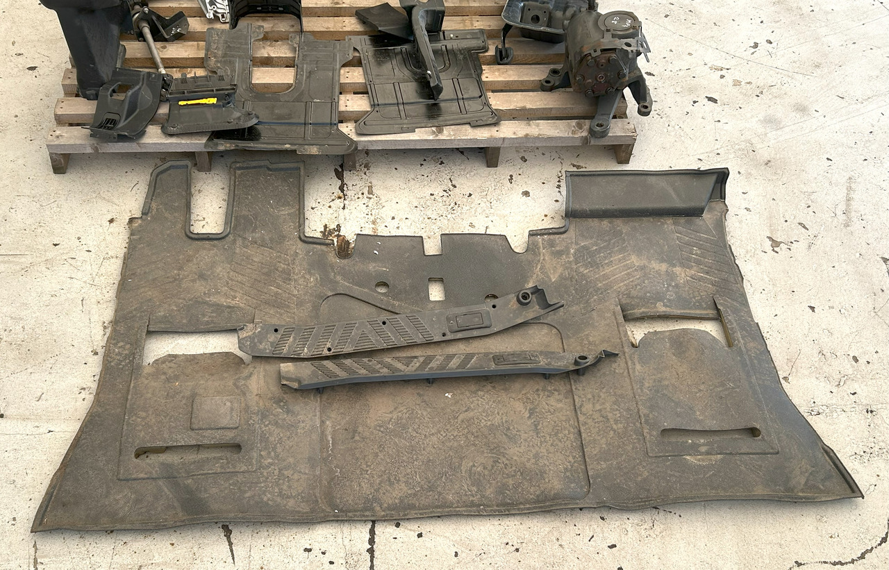 MERCEDES-BENZ COMPLETE INTERIOR CONSOLE - DASHBOARD FOR A BRITISH MERCEDES ACTROS MP4 - Cabine: foto 4 MERCEDES-BENZ COMPLETE INTERIOR CONSOLE - DASHBOARD FOR A BRITISH MERCEDES ACTROS MP4 - Cabine: foto 4