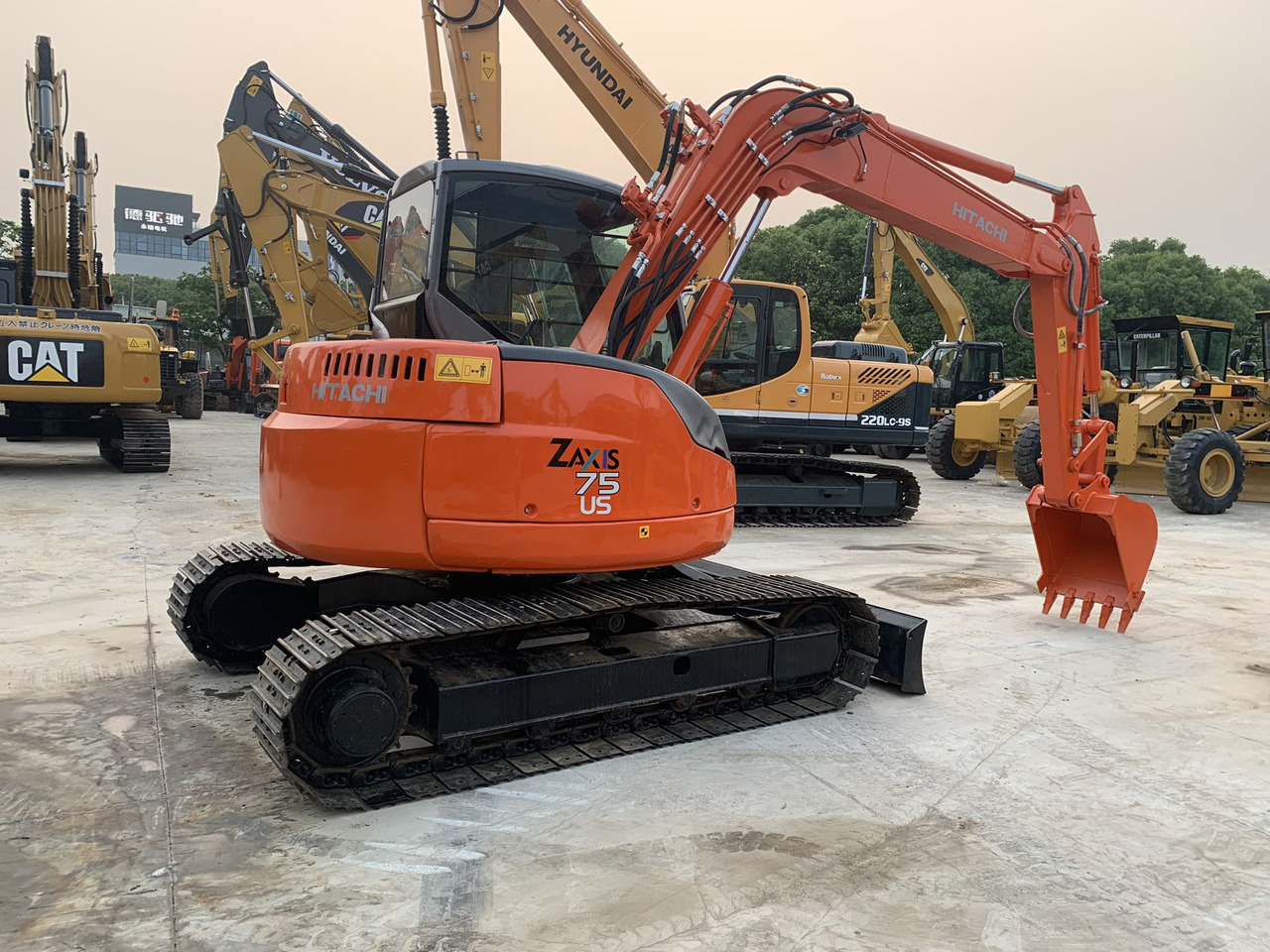 Hitachi Tracked Excavator ZX75 with Blade Dozer - Escavadora de rastos: foto 1 Hitachi Tracked Excavator ZX75 with Blade Dozer - Escavadora de rastos: foto 1