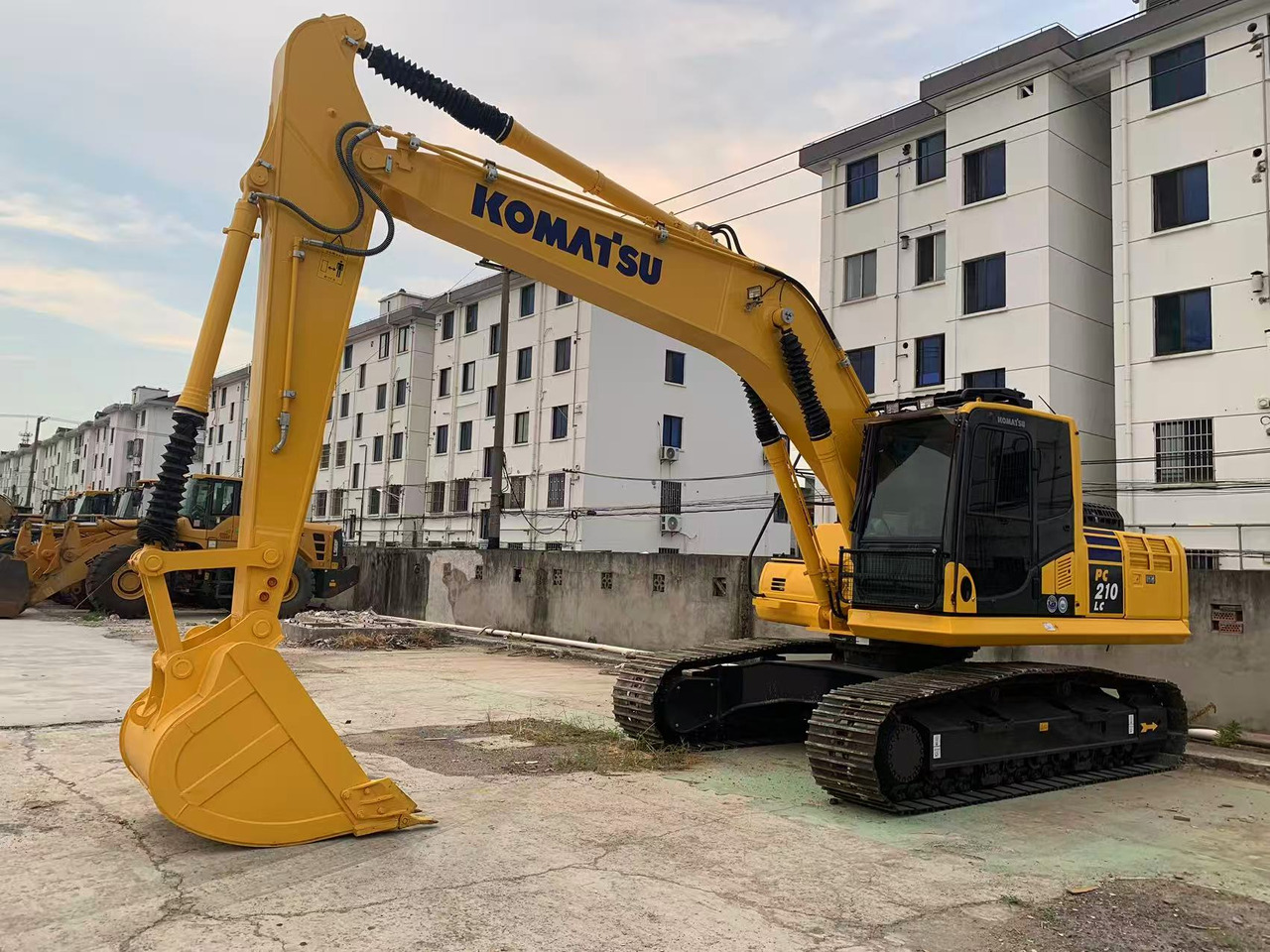 Komatsu Crawler Excavator PC210, PC200 Good Price Japan Excavator - Escavadora de rastos: foto 1 Komatsu Crawler Excavator PC210, PC200 Good Price Japan Excavator - Escavadora de rastos: foto 1