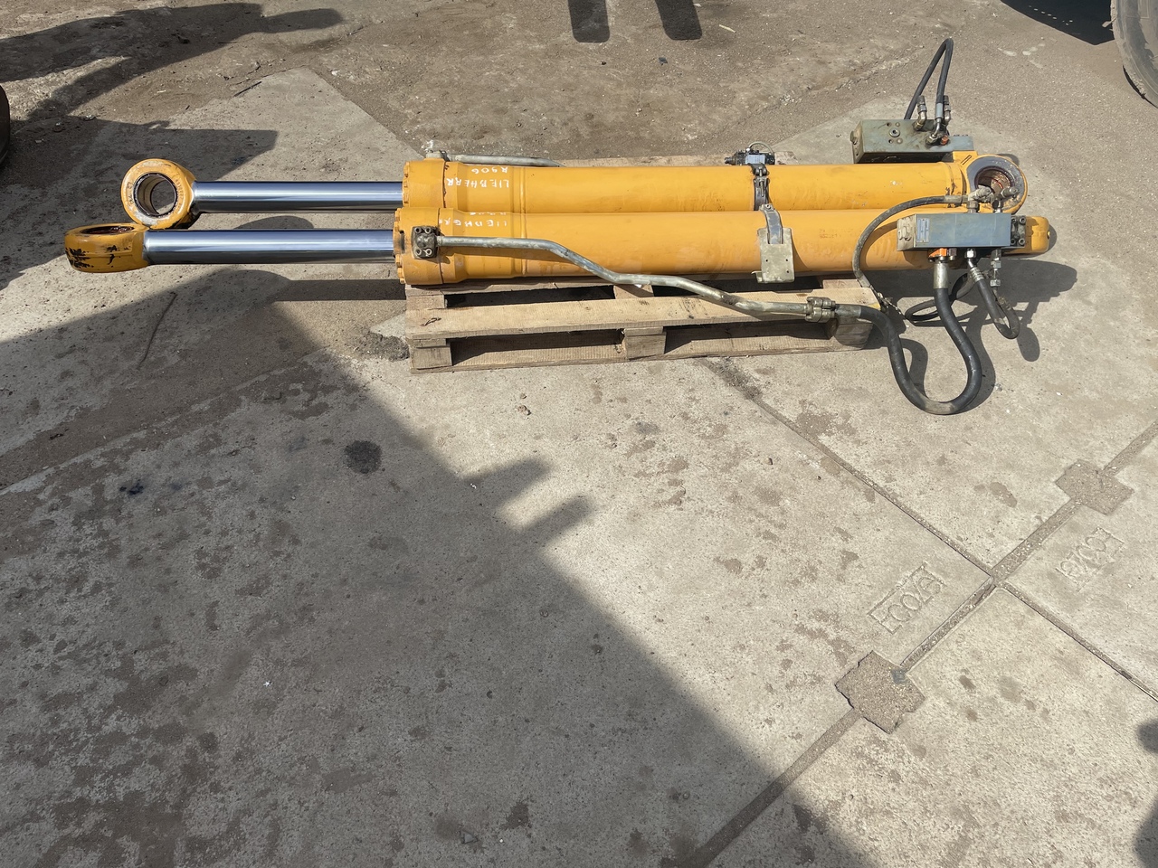 LIEBHERR R906 - Cilindro hidráulico: foto 3 LIEBHERR R906 - Cilindro hidráulico: foto 3