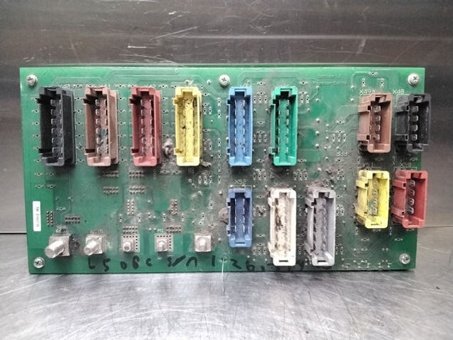 Liebherr Fuse and Relay board - Sistema elétrico: foto 3 Liebherr Fuse and Relay board - Sistema elétrico: foto 3