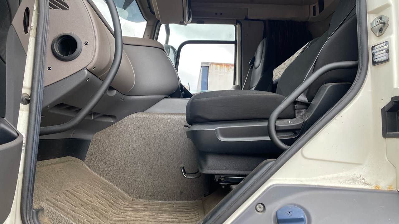 Camião de lona DAF CF 260: foto 14