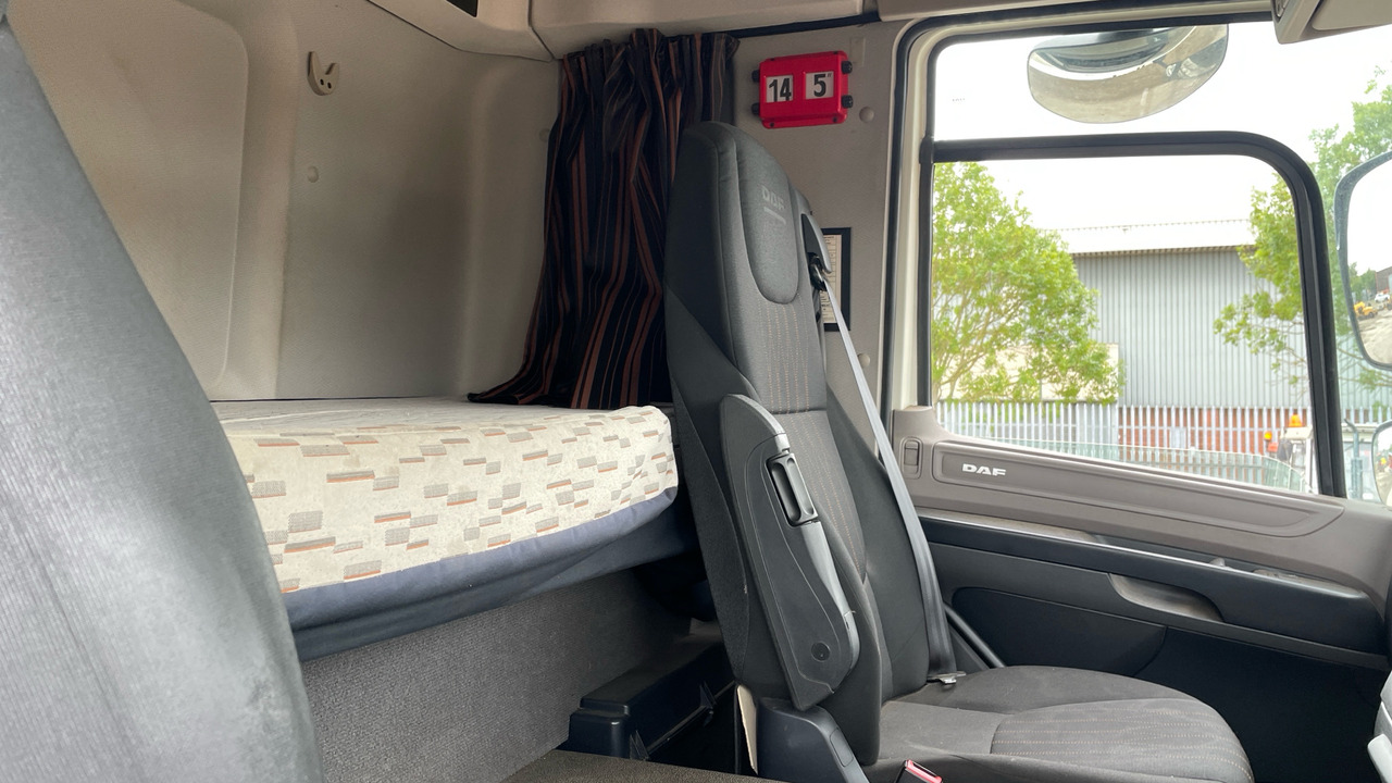 Camião de lona DAF CF 260: foto 8