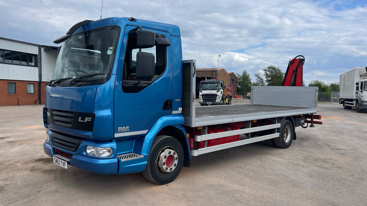 DAF LF 45.210 - Camião de caixa aberta/ Plataforma, Camião grua: foto 2 DAF LF 45.210 - Camião de caixa aberta/ Plataforma, Camião grua: foto 2
