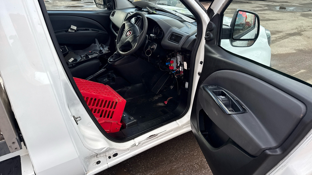 FIAT DOBLO 1.6 MULTIJET 16V II - Carrinha de contentor: foto 5 FIAT DOBLO 1.6 MULTIJET 16V II - Carrinha de contentor: foto 5