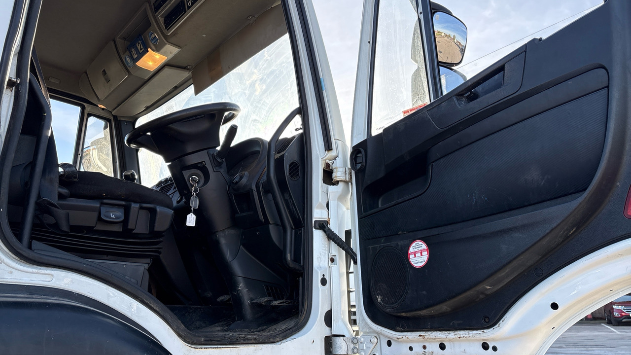 IVECO EUROCARGO 120-190 - Camião de caixa aberta/ Plataforma, Camião grua: foto 5 IVECO EUROCARGO 120-190 - Camião de caixa aberta/ Plataforma, Camião grua: foto 5