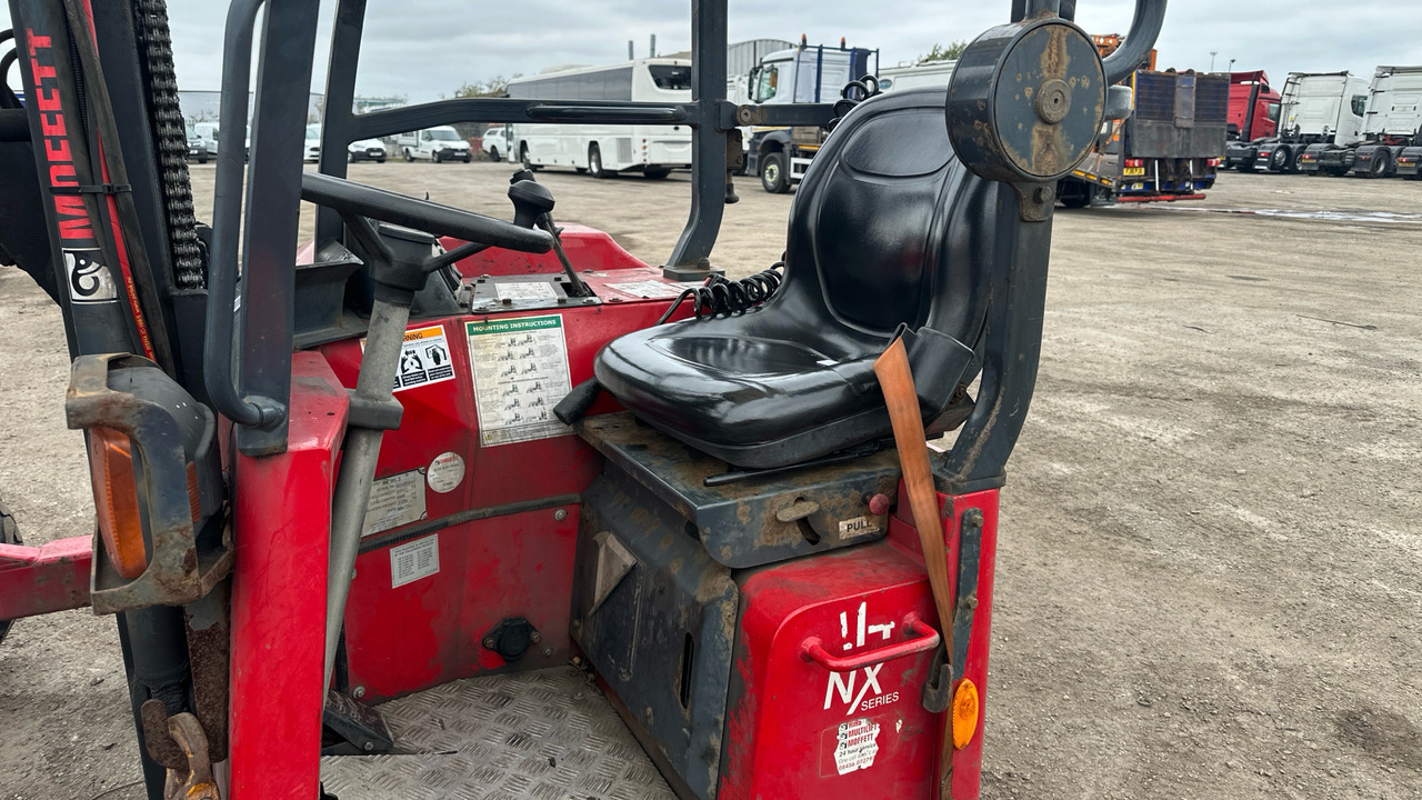 MOFFETT M4 20.3 - Empilhadeira montada em caminhão: foto 5 MOFFETT M4 20.3 - Empilhadeira montada em caminhão: foto 5