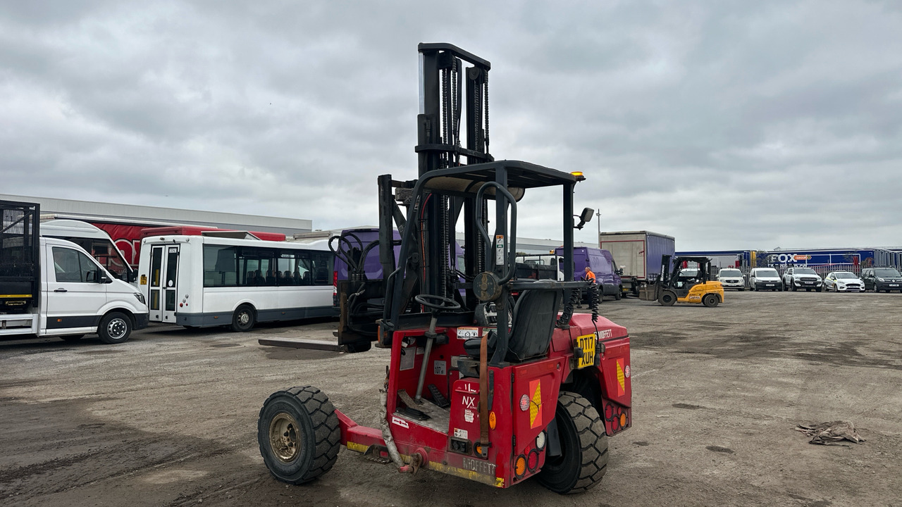 MOFFETT M4 20.3 - Empilhadeira montada em caminhão: foto 3 MOFFETT M4 20.3 - Empilhadeira montada em caminhão: foto 3