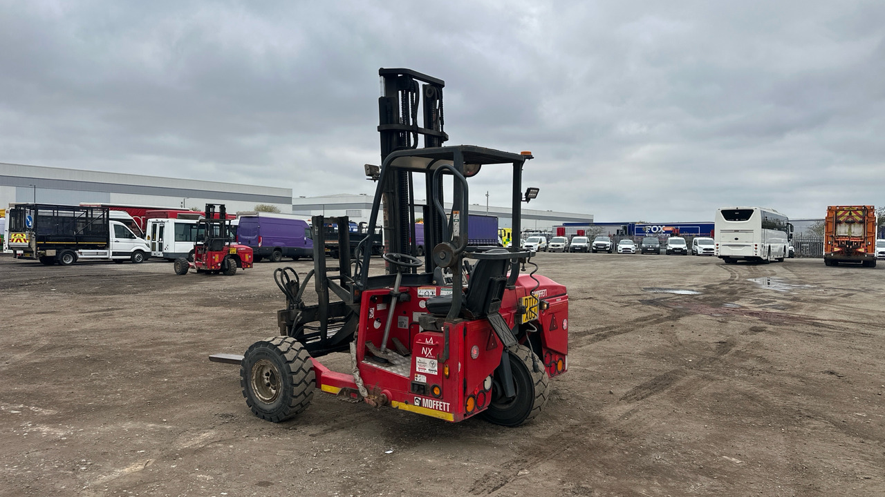 MOFFETT M4 20.3 - Empilhadeira montada em caminhão: foto 3 MOFFETT M4 20.3 - Empilhadeira montada em caminhão: foto 3