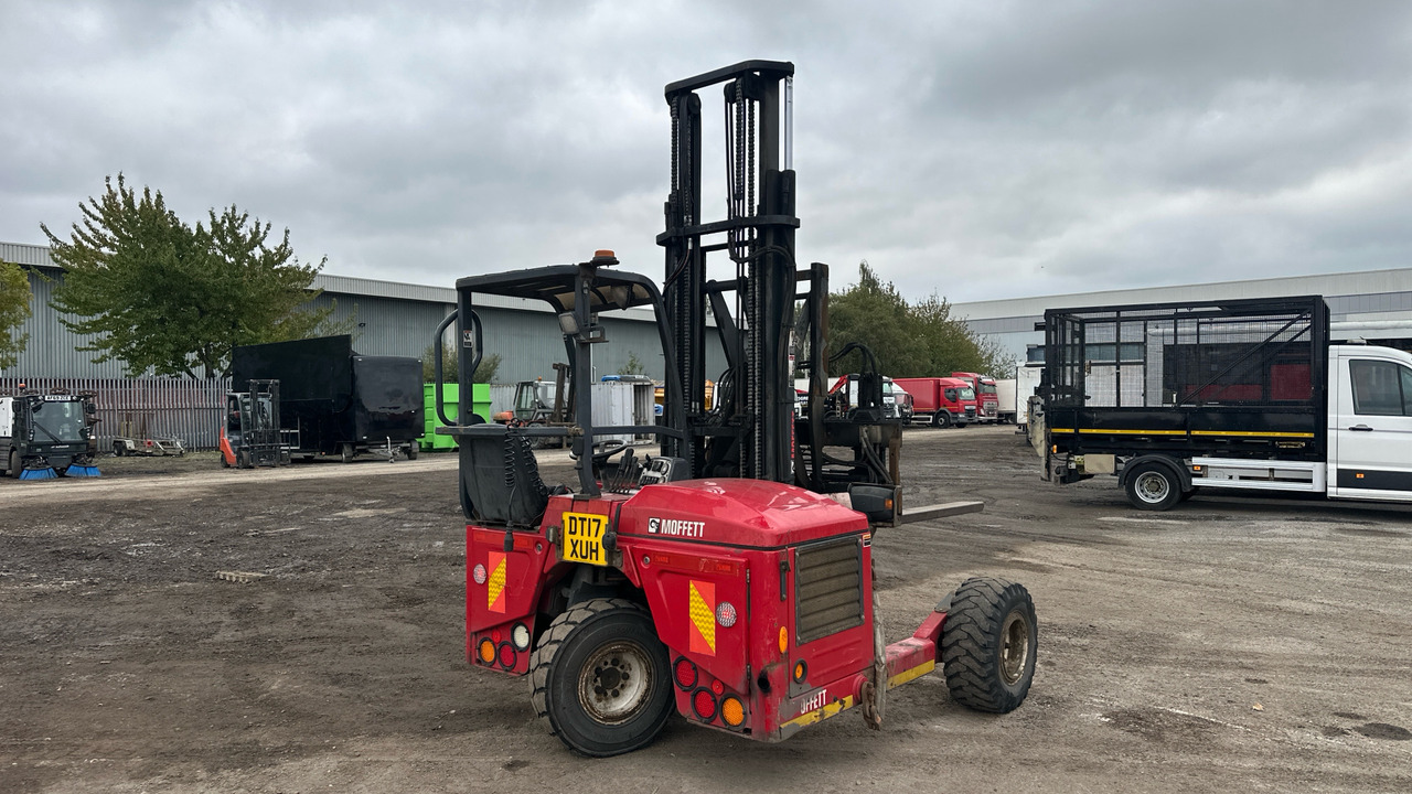 MOFFETT M4 20.3 - Empilhadeira montada em caminhão: foto 4 MOFFETT M4 20.3 - Empilhadeira montada em caminhão: foto 4