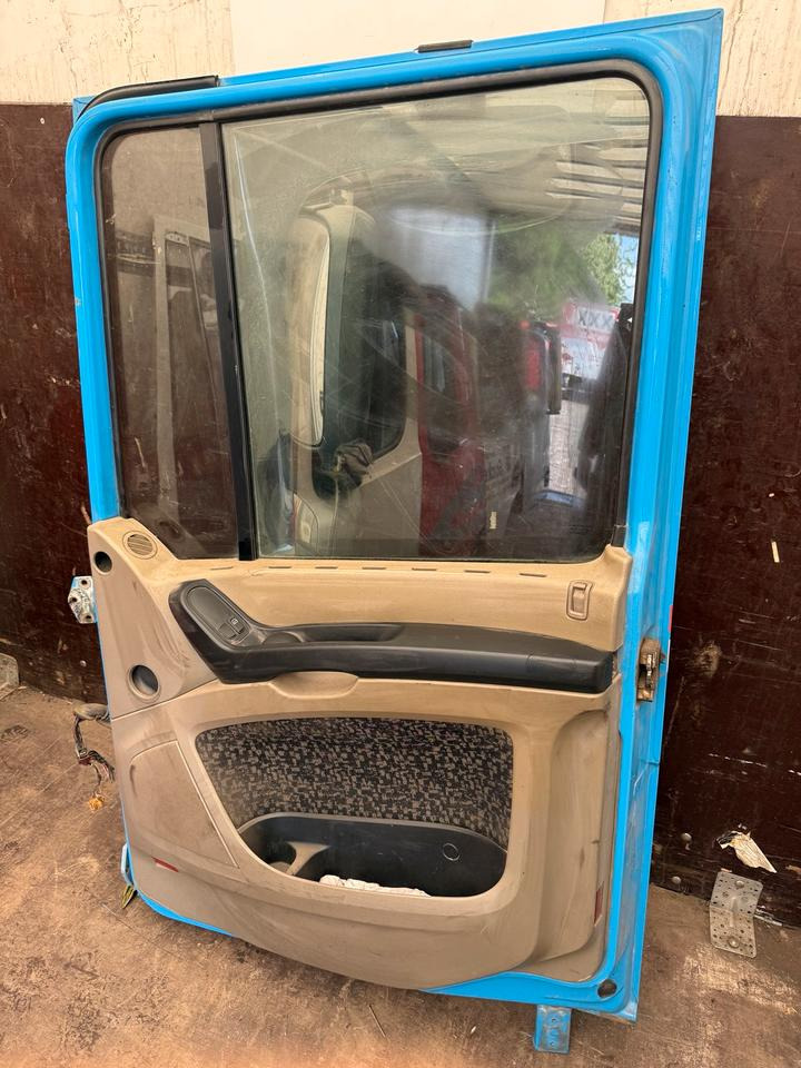 DAF XF 105,460 Beifahrertür Blau Spiegel Innenverkleidung LN 48 - Porta e peças por Camião: foto 2 DAF XF 105,460 Beifahrertür Blau Spiegel Innenverkleidung LN 48 - Porta e peças por Camião: foto 2