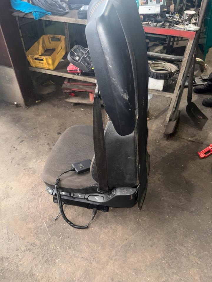 DAF XF 460 Euro 6 Fahrersitz mit Luft - Banco por Camião: foto 3 DAF XF 460 Euro 6 Fahrersitz mit Luft - Banco por Camião: foto 3