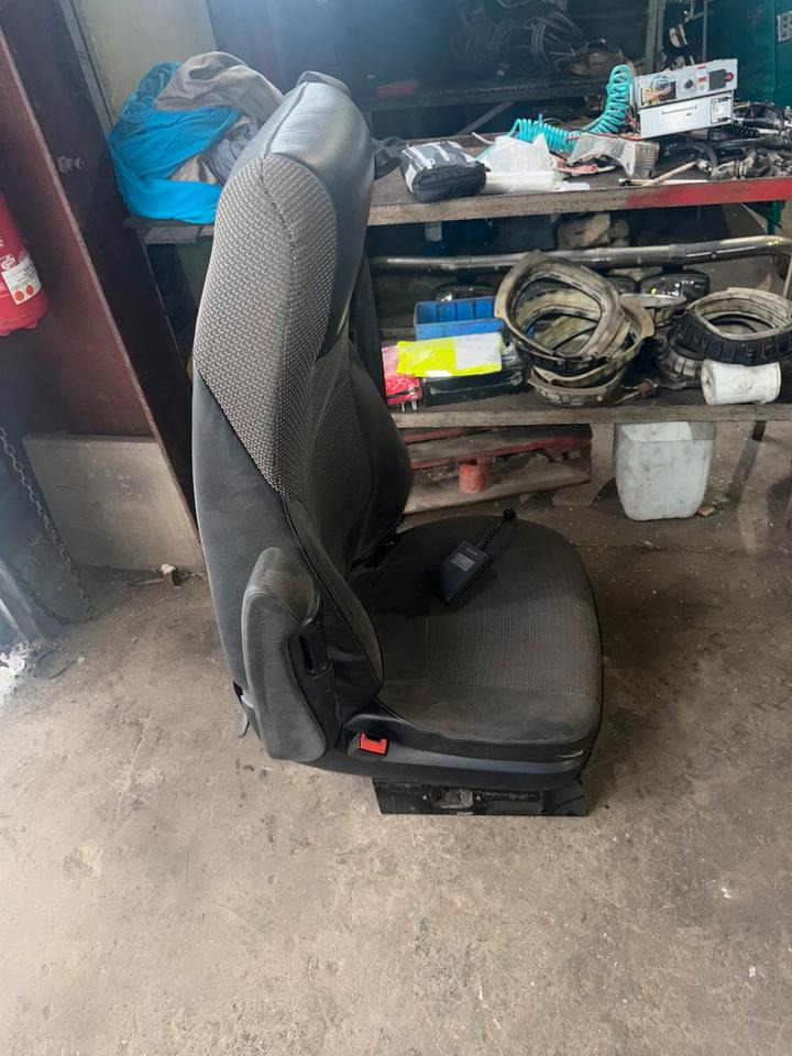 DAF XF 460 Euro 6 Fahrersitz mit Luft - Banco por Camião: foto 2 DAF XF 460 Euro 6 Fahrersitz mit Luft - Banco por Camião: foto 2