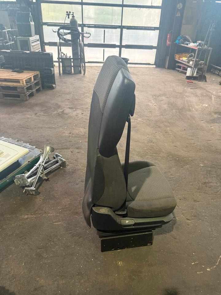 DAF XF 460 Euro6 Beifahrersitz - Banco por Camião: foto 3 DAF XF 460 Euro6 Beifahrersitz - Banco por Camião: foto 3