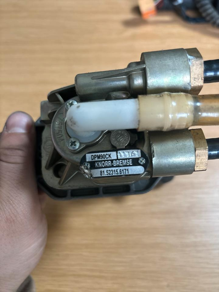 MAN KNORR-BREMSE Handbremsventil / Festellbremse 81.52315-6171 - Manete de mudanças por Camião: foto 3 MAN KNORR-BREMSE Handbremsventil / Festellbremse 81.52315-6171 - Manete de mudanças por Camião: foto 3