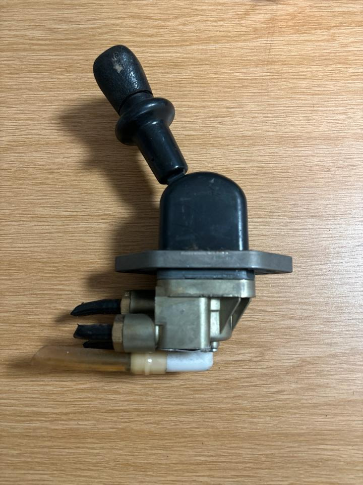 MAN KNORR-BREMSE Handbremsventil / Festellbremse 81.52315-6171 - Manete de mudanças por Camião: foto 2 MAN KNORR-BREMSE Handbremsventil / Festellbremse 81.52315-6171 - Manete de mudanças por Camião: foto 2