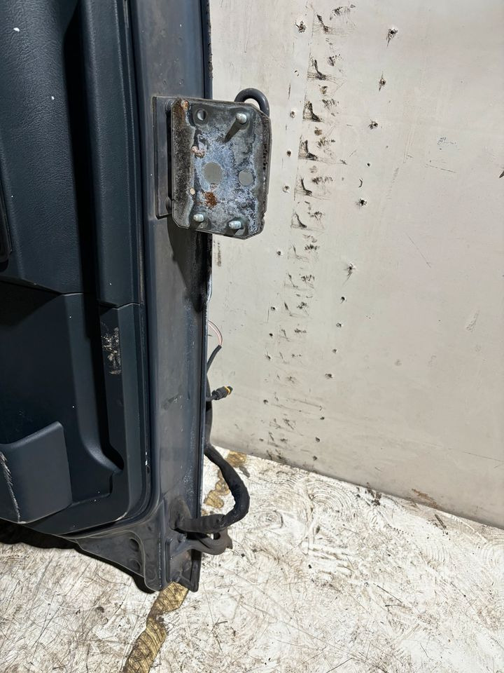 MAN TGL Fahrertür,grau Spiegel&Innenverkleidung Euro 5/6 LN 24 - Porta e peças por Camião: foto 4 MAN TGL Fahrertür,grau Spiegel&Innenverkleidung Euro 5/6 LN 24 - Porta e peças por Camião: foto 4