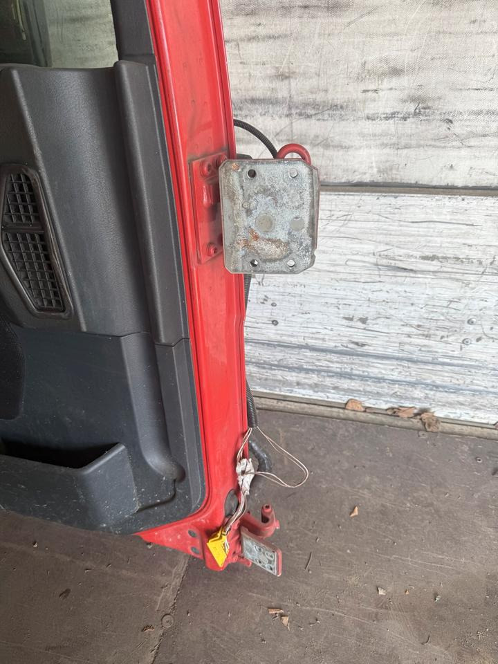 MAN TGM Fahrertür Rot Spiegel Innenverkleidung LN 65 - Porta e peças por Camião: foto 3 MAN TGM Fahrertür Rot Spiegel Innenverkleidung LN 65 - Porta e peças por Camião: foto 3