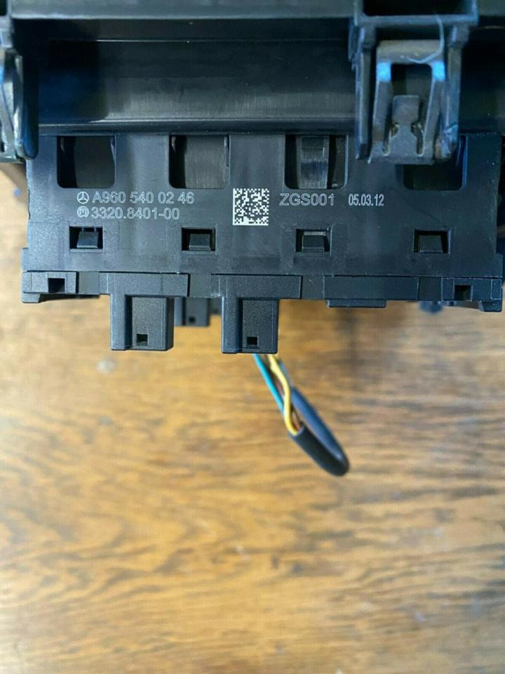 Mercedes Actros MP4 Bedienungspanel A 960 540 02 46 - Cabine e interior por Camião: foto 4 Mercedes Actros MP4 Bedienungspanel A 960 540 02 46 - Cabine e interior por Camião: foto 4