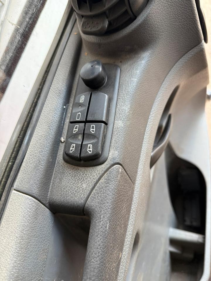 Mercedes Atego Fahrertür Rot Spiegel Innenverkleidung LN 74 - Porta e peças por Camião: foto 3 Mercedes Atego Fahrertür Rot Spiegel Innenverkleidung LN 74 - Porta e peças por Camião: foto 3