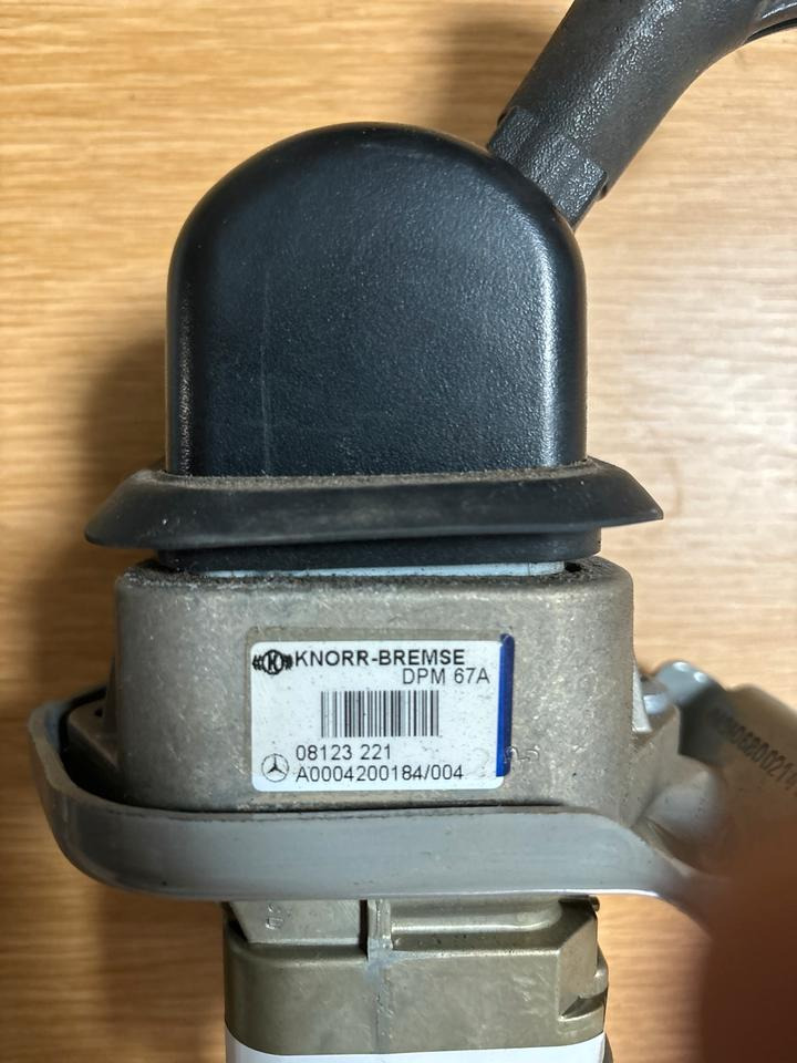 Mercedes KNORR-BREMSE Bremsventil Handbremsventil A0004200184 - Manete de mudanças por Camião: foto 3 Mercedes KNORR-BREMSE Bremsventil Handbremsventil A0004200184 - Manete de mudanças por Camião: foto 3