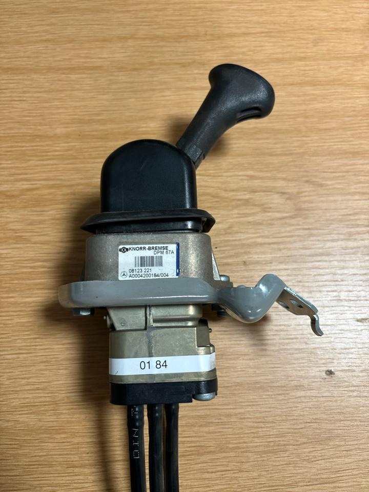 Mercedes KNORR-BREMSE Bremsventil Handbremsventil A0004200184 - Manete de mudanças por Camião: foto 1 Mercedes KNORR-BREMSE Bremsventil Handbremsventil A0004200184 - Manete de mudanças por Camião: foto 1
