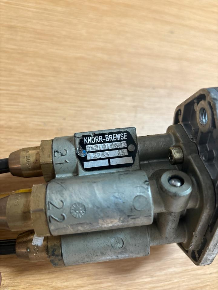 Mercedes KNORR-BREMSE Handbremsventil / Festellbremse 0481016603 - Manete de mudanças por Camião: foto 3 Mercedes KNORR-BREMSE Handbremsventil / Festellbremse 0481016603 - Manete de mudanças por Camião: foto 3