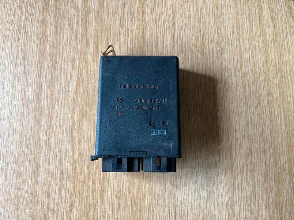 Mercedes VDO Funkfernbedienung Steuergerät A 000 446 02 18 - Centralina electrónica por Camião: foto 1 Mercedes VDO Funkfernbedienung Steuergerät A 000 446 02 18 - Centralina electrónica por Camião: foto 1