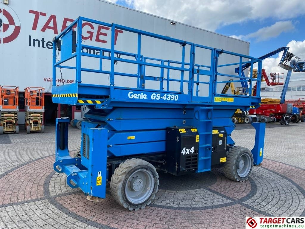 Genie GS-4390 RT LPG 4x4 Scissor Work Lift 1511cm - Plataforma de Tijera/ Plataforma de tesoura: foto 1 Genie GS-4390 RT LPG 4x4 Scissor Work Lift 1511cm - Plataforma de Tijera/ Plataforma de tesoura: foto 1