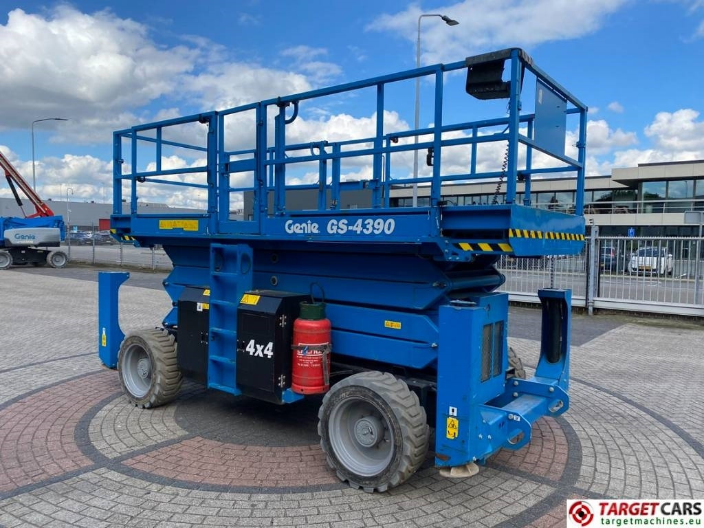 Genie GS-4390 RT LPG 4x4 Scissor Work Lift 1511cm - Plataforma de Tijera/ Plataforma de tesoura: foto 2 Genie GS-4390 RT LPG 4x4 Scissor Work Lift 1511cm - Plataforma de Tijera/ Plataforma de tesoura: foto 2