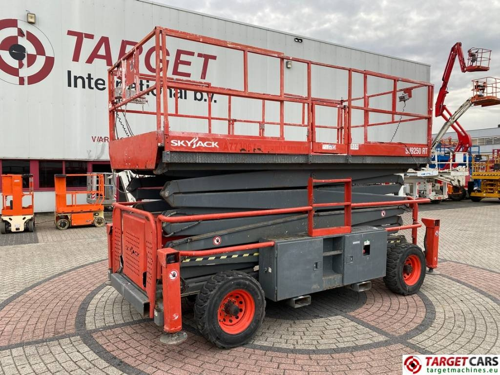 SkyJack SJ9250 RT Diesel 4x4 Scissor Work Lift 1720cm - Plataforma de Tijera/ Plataforma de tesoura: foto 1 SkyJack SJ9250 RT Diesel 4x4 Scissor Work Lift 1720cm - Plataforma de Tijera/ Plataforma de tesoura: foto 1