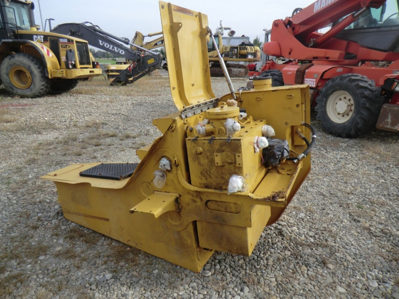 Caterpillar 735 Serbatoio gasolio - Tanque de combustível por Máquina de construção: foto 4 Caterpillar 735 Serbatoio gasolio - Tanque de combustível por Máquina de construção: foto 4