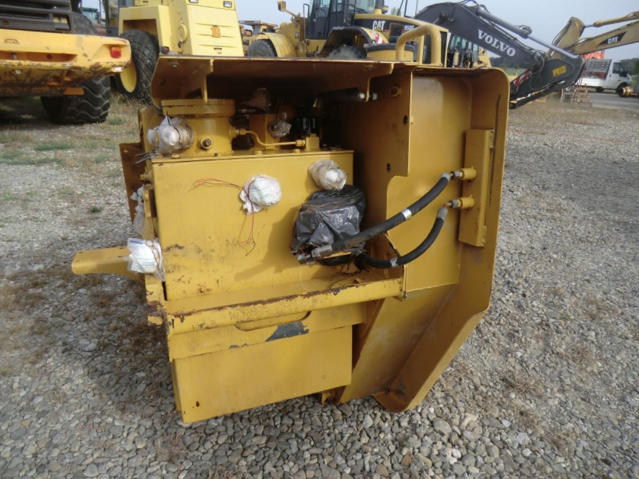 Caterpillar 735 Serbatoio gasolio - Tanque de combustível por Máquina de construção: foto 1 Caterpillar 735 Serbatoio gasolio - Tanque de combustível por Máquina de construção: foto 1