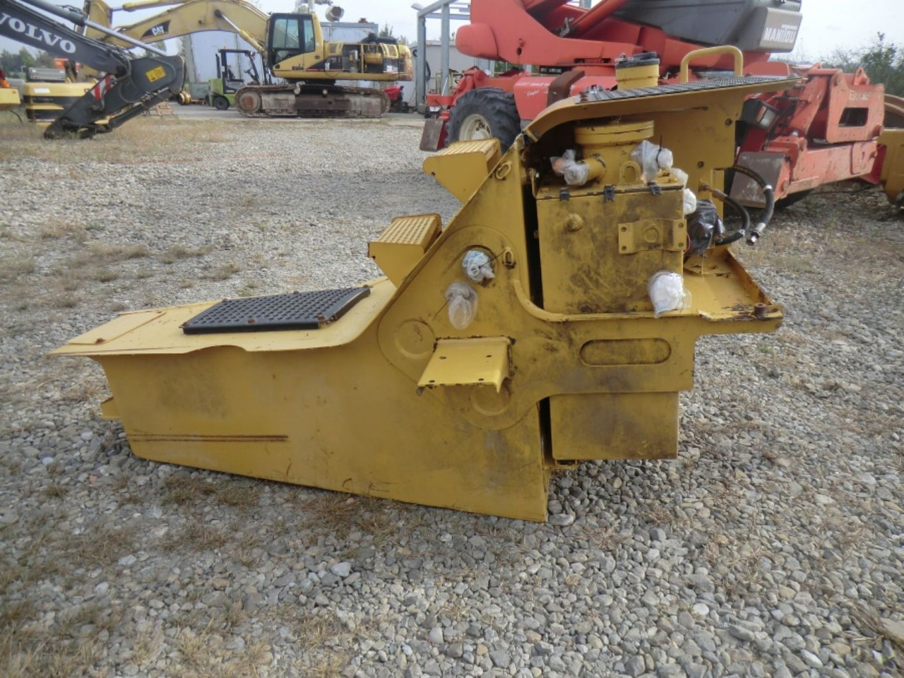 Caterpillar 735 Serbatoio gasolio - Tanque de combustível por Máquina de construção: foto 2 Caterpillar 735 Serbatoio gasolio - Tanque de combustível por Máquina de construção: foto 2
