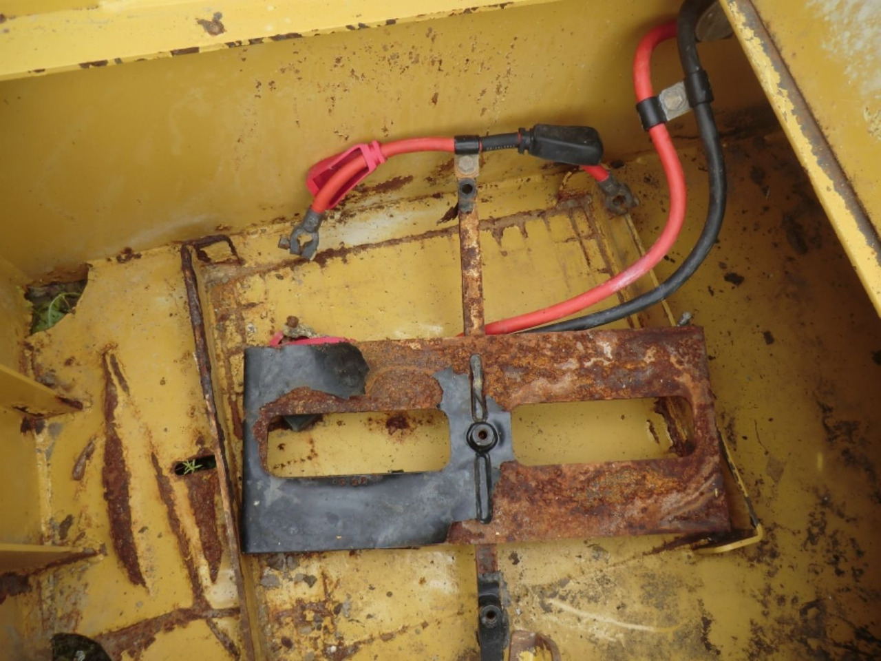 Caterpillar 735 Serbatotio olio idraulico, completo di porta batterie, quadro elettrico. - Tanque hidráulico por Máquina de construção: foto 5 Caterpillar 735 Serbatotio olio idraulico, completo di porta batterie, quadro elettrico. - Tanque hidráulico por Máquina de construção: foto 5