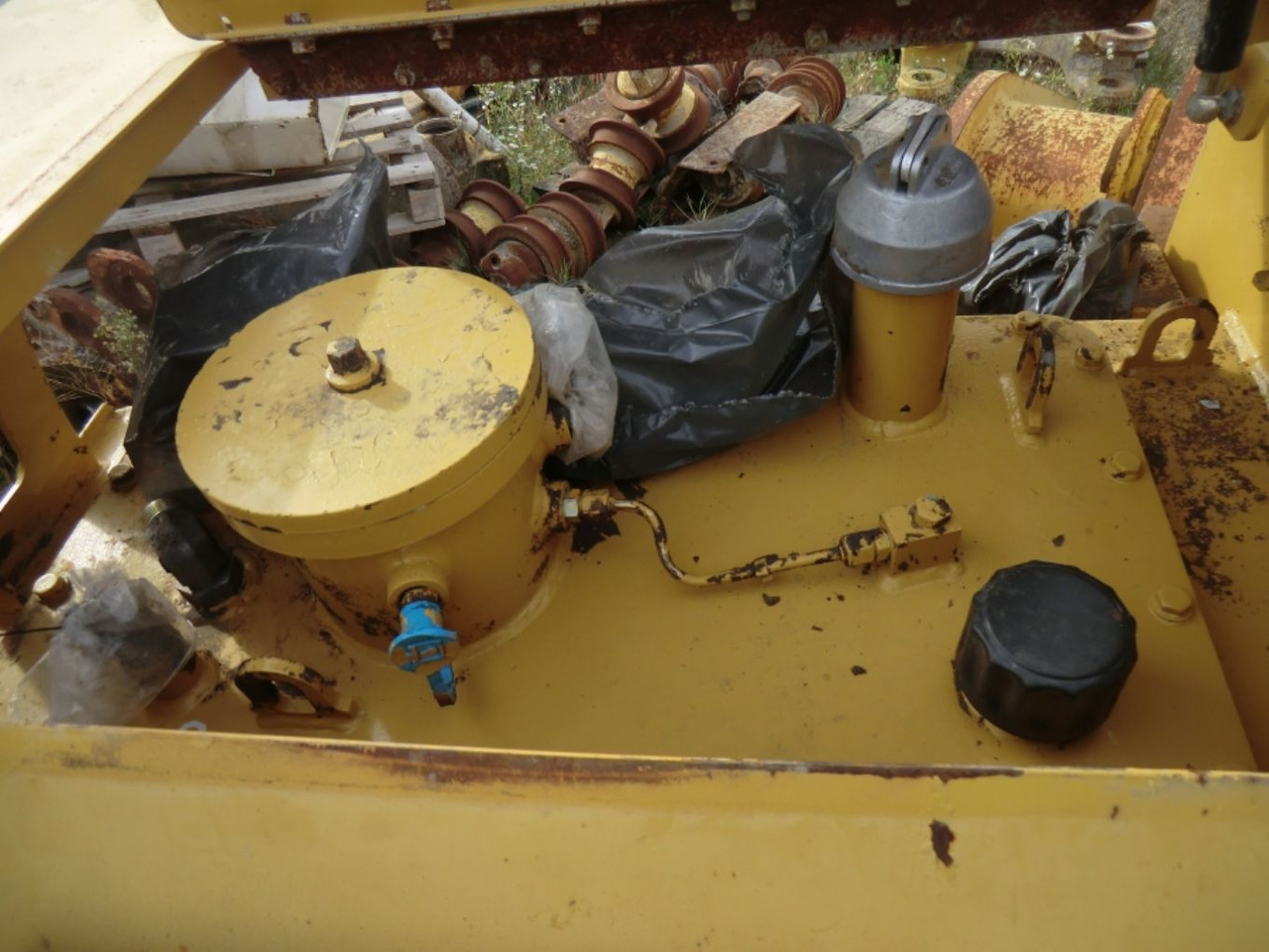 Caterpillar 735 Serbatotio olio idraulico, completo di porta batterie, quadro elettrico. - Tanque hidráulico por Máquina de construção: foto 4 Caterpillar 735 Serbatotio olio idraulico, completo di porta batterie, quadro elettrico. - Tanque hidráulico por Máquina de construção: foto 4