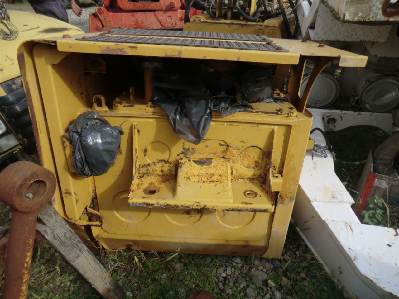 Caterpillar 735 Serbatotio olio idraulico, completo di porta batterie, quadro elettrico. - Tanque hidráulico por Máquina de construção: foto 2 Caterpillar 735 Serbatotio olio idraulico, completo di porta batterie, quadro elettrico. - Tanque hidráulico por Máquina de construção: foto 2