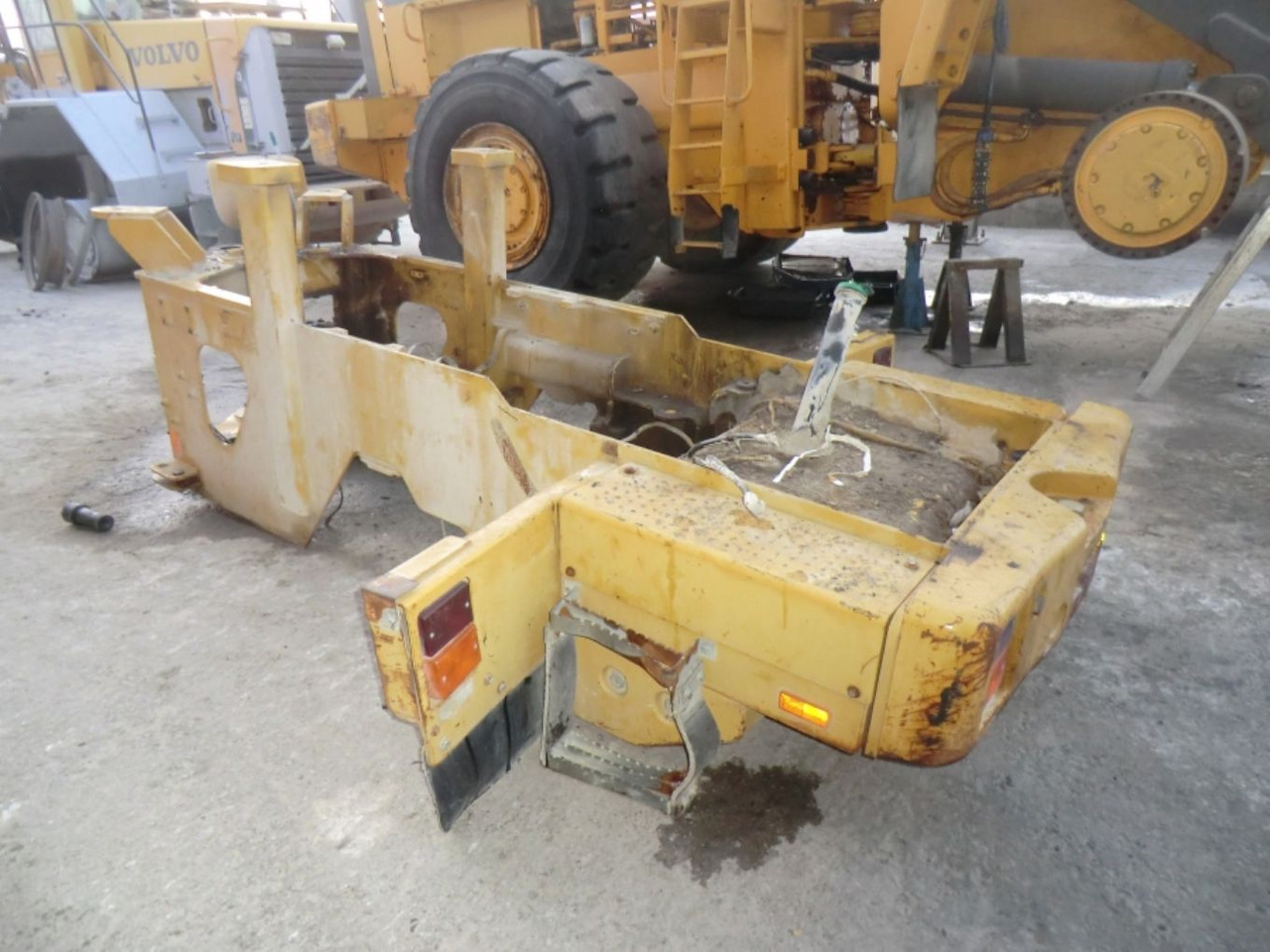 Caterpillar 928G TELAIO POSTERIORE COMPLETO DI SERBATOIO GASOLIO E CONTRAPPESI LATERALI - Tanque de combustível por Máquina de construção: foto 3 Caterpillar 928G TELAIO POSTERIORE COMPLETO DI SERBATOIO GASOLIO E CONTRAPPESI LATERALI - Tanque de combustível por Máquina de construção: foto 3
