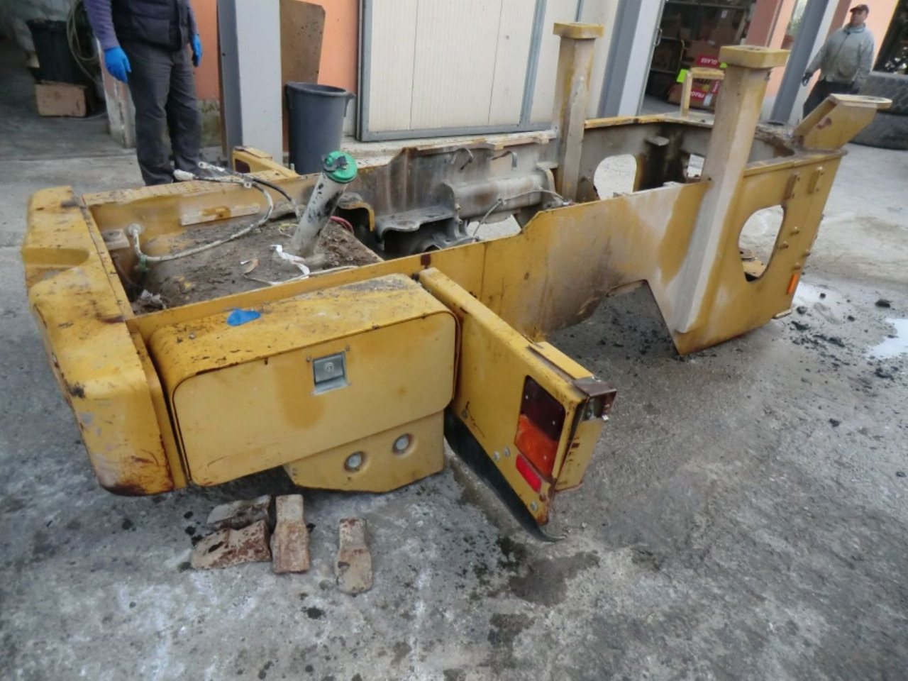 Caterpillar 928G TELAIO POSTERIORE COMPLETO DI SERBATOIO GASOLIO E CONTRAPPESI LATERALI - Tanque de combustível por Máquina de construção: foto 4 Caterpillar 928G TELAIO POSTERIORE COMPLETO DI SERBATOIO GASOLIO E CONTRAPPESI LATERALI - Tanque de combustível por Máquina de construção: foto 4
